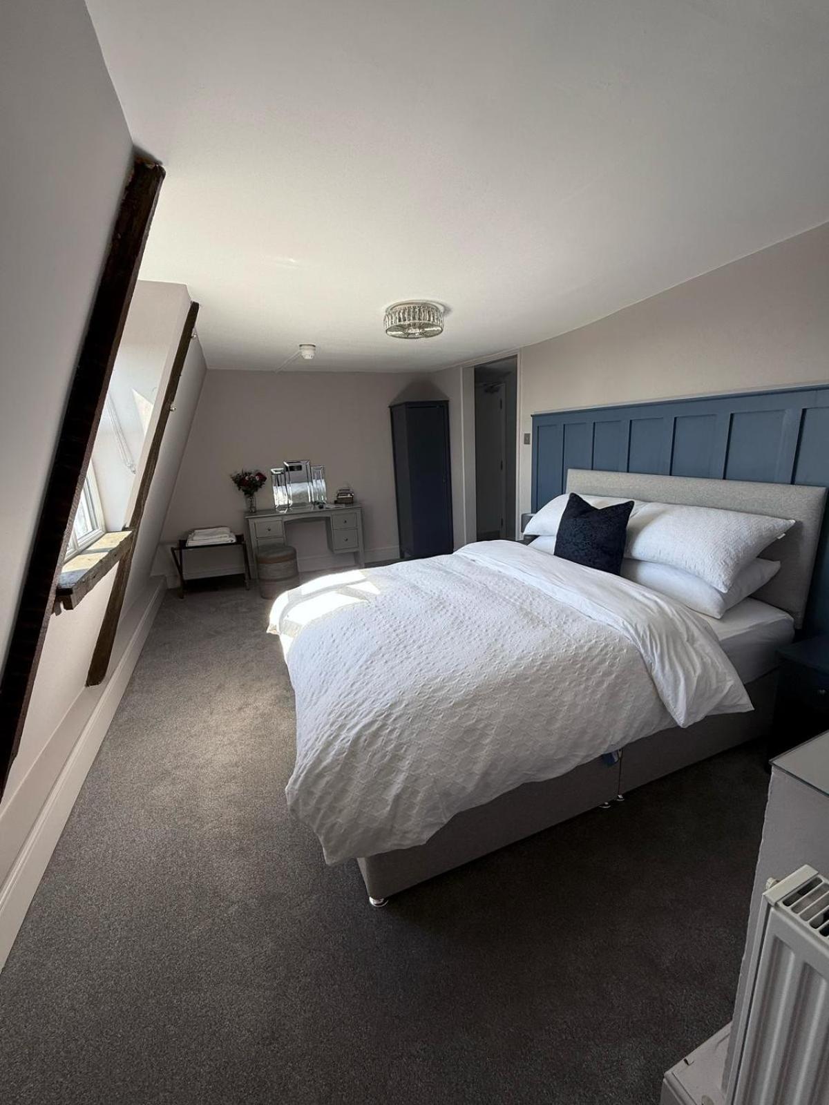 The White Hart Hotel Atworth ภายนอก รูปภาพ