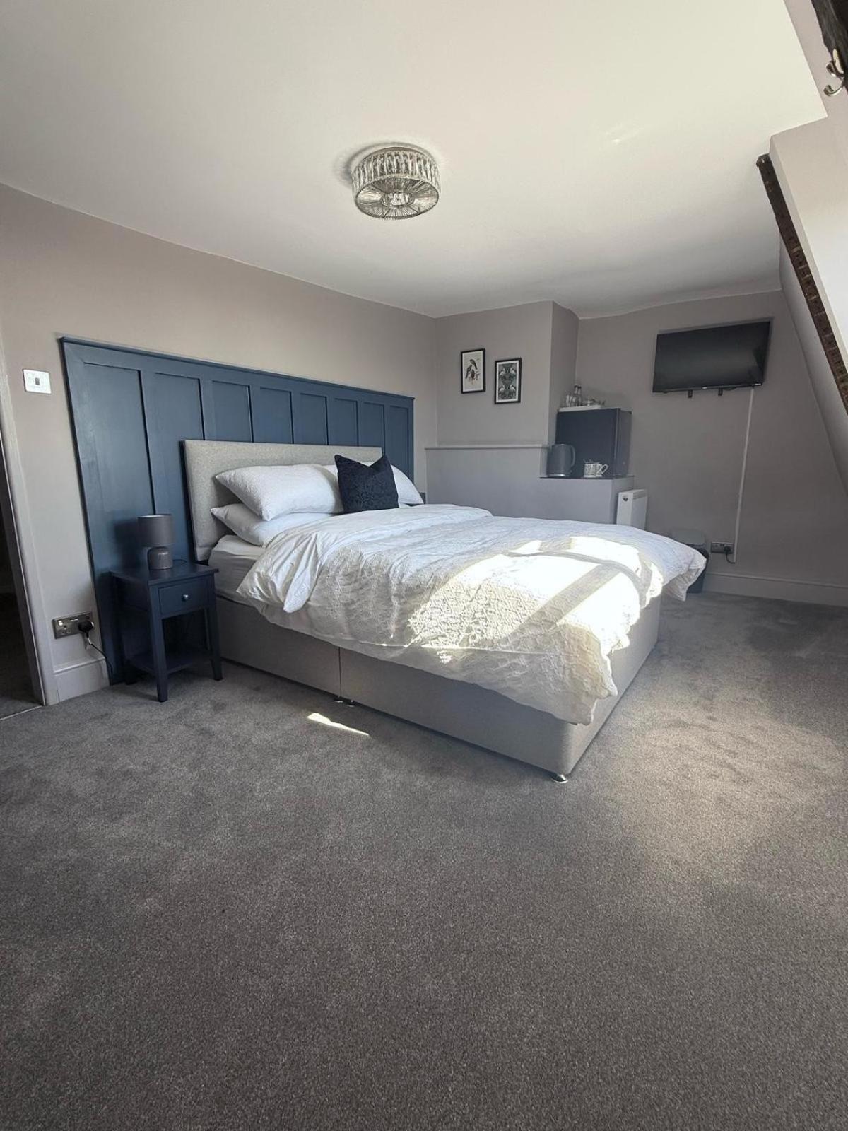 The White Hart Hotel Atworth ภายนอก รูปภาพ