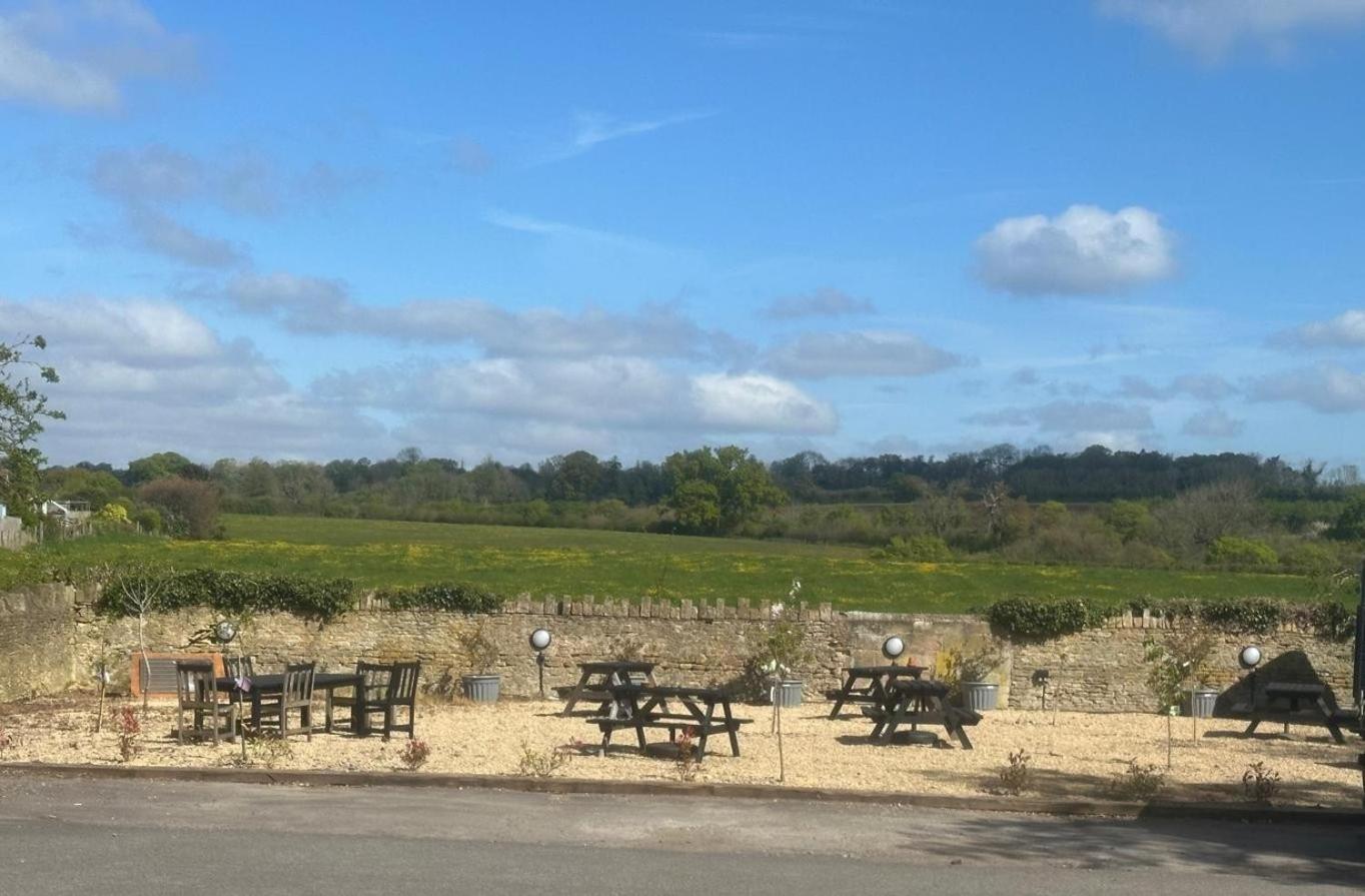 The White Hart Hotel Atworth ภายนอก รูปภาพ
