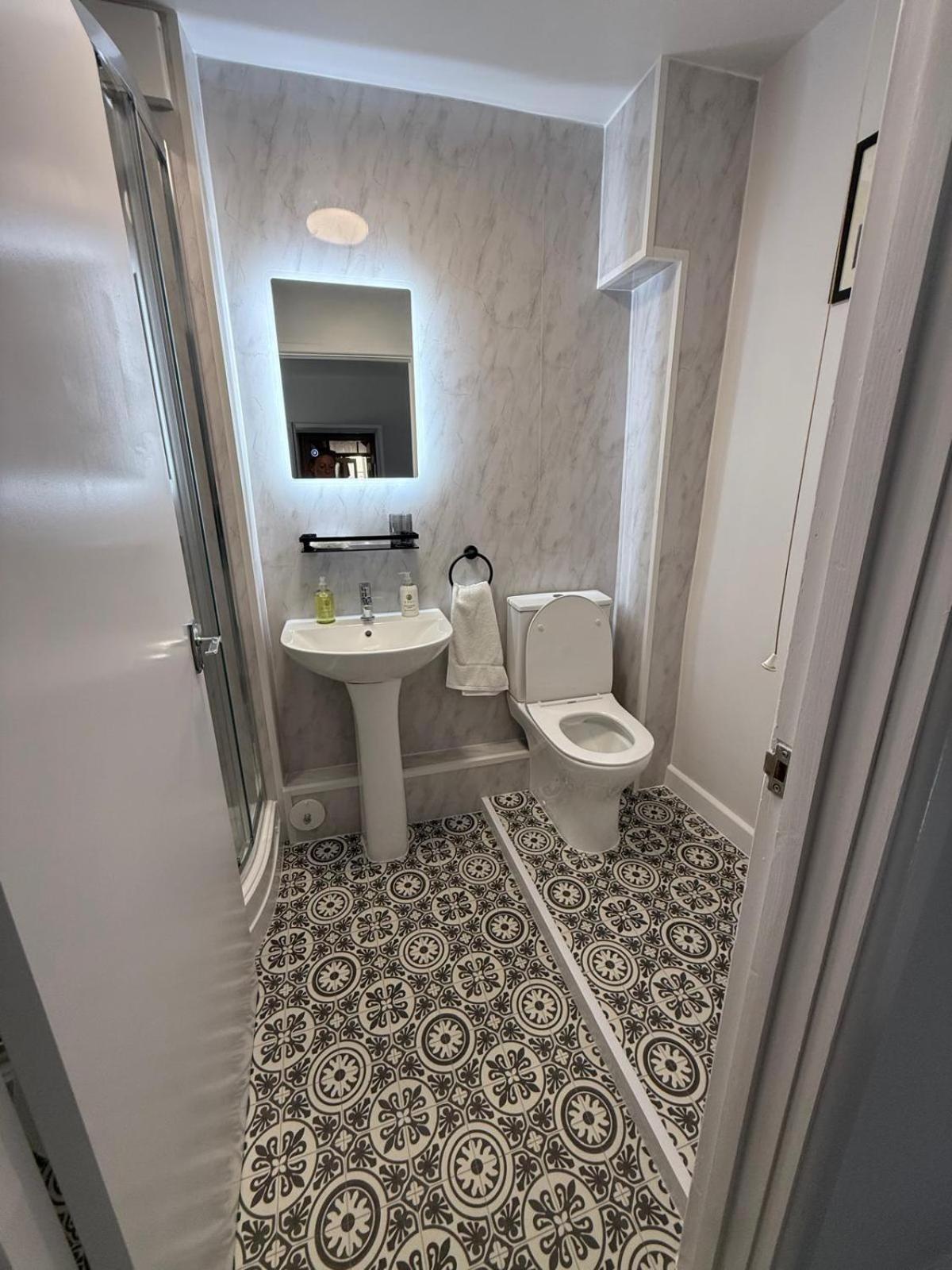 The White Hart Hotel Atworth ภายนอก รูปภาพ