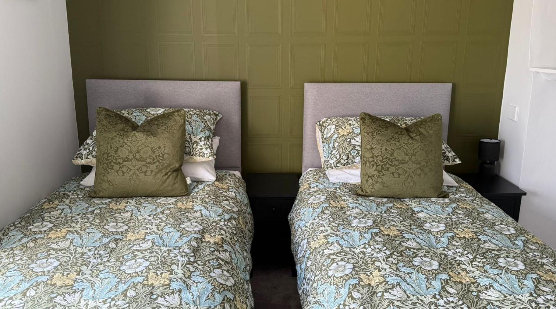 The White Hart Hotel Atworth ภายนอก รูปภาพ