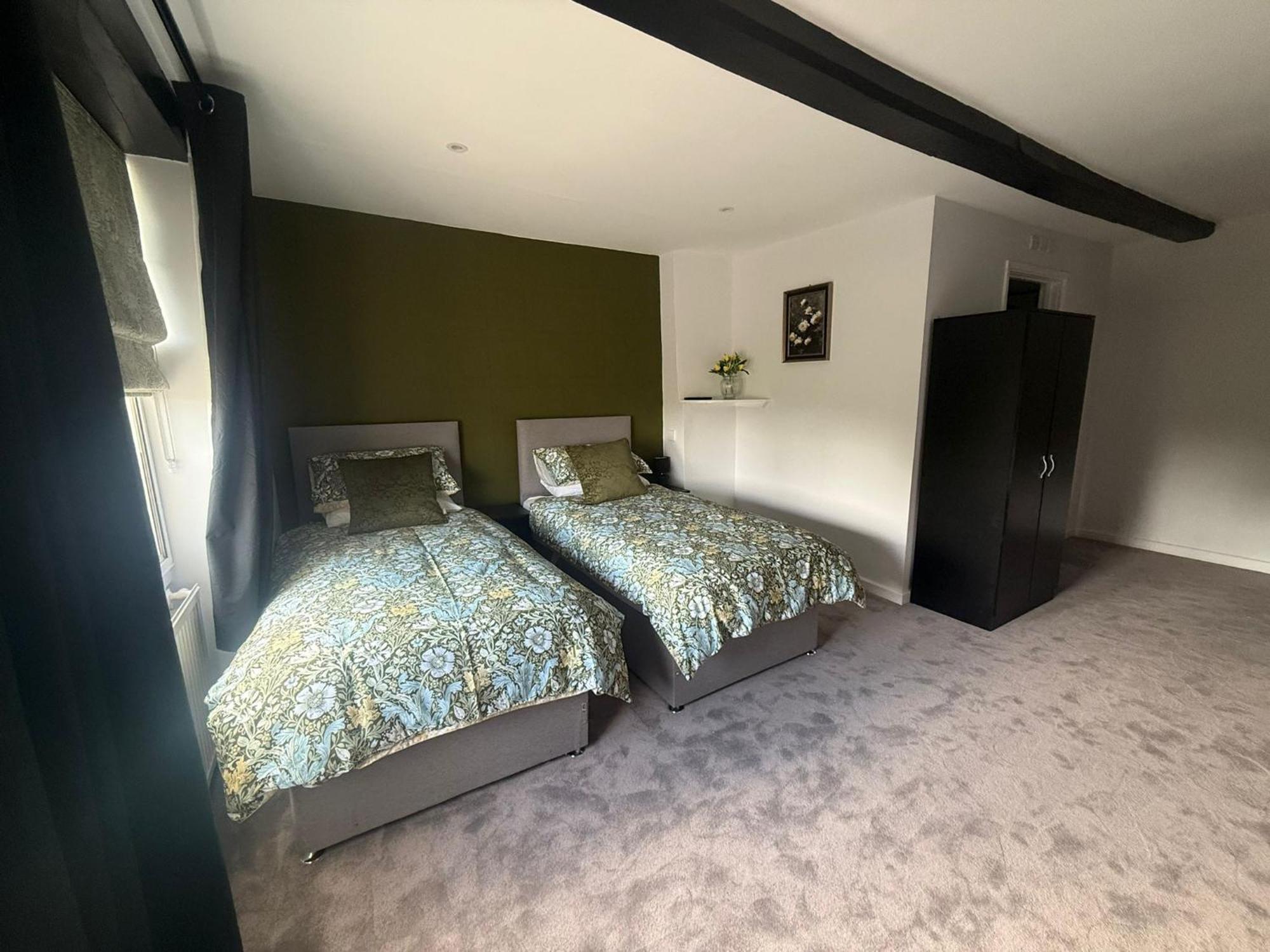 The White Hart Hotel Atworth ภายนอก รูปภาพ